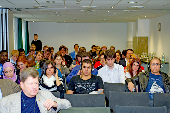 José Guillermo Godoy, junto a jóvenes, en el Seminario junto Rolf Berndt, Director Ejecutivo y miembro de la Junta Directiva de la Fundación Friedrich Naumann, en Núremberg