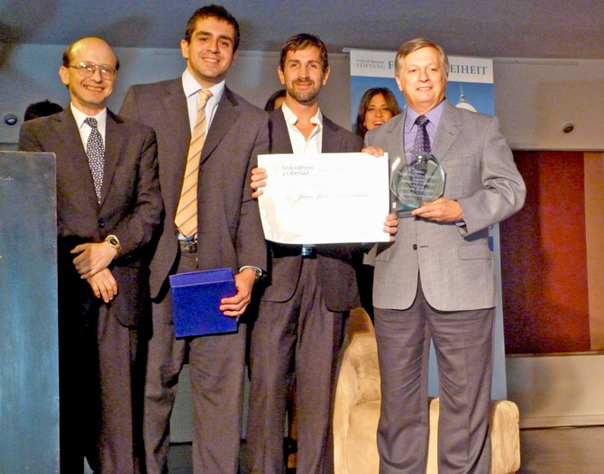 Gustavo F Wallberg, José Guillermo Godoy, Sergio Feler y Juan José Aranguren, en la entrega del Premio "Juan Bautista Alberdi a la Libertad"