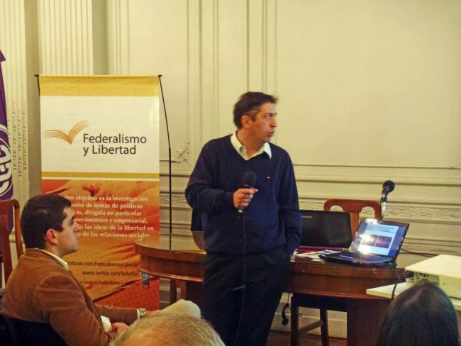 Gustavo Lazzari presentó “Futbol y economía”
