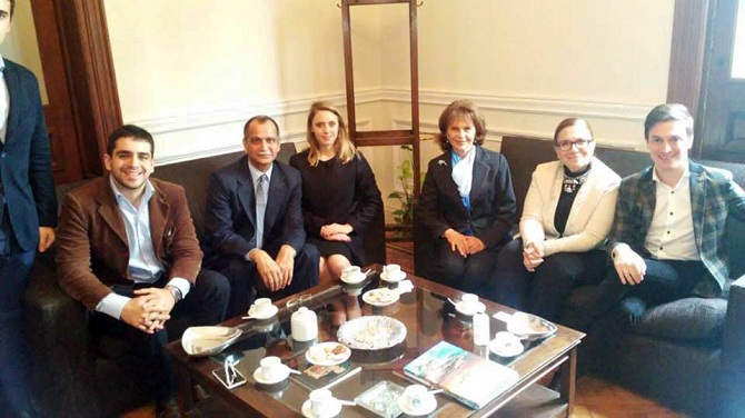 Visita de Amarendra Khatua a la Facultad de Derecho de la UNT. Fue recibido por Adela Segui y Marta Tejerizo