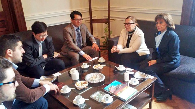 Reunión de Enrique Huang y Wei Ding con Adela Segui (Decana de a Facultad de Derecho de la UNT), y Marta Tejerizo (Vicedecana)