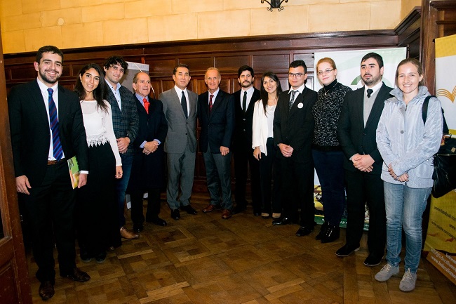 El staff de Federalismo y Libertad junto al embajador de Japón