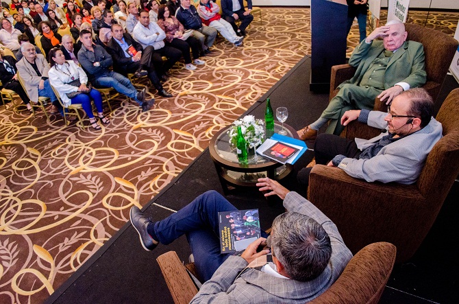 Presentación del libro En el mismo lodo todos manoseaos, del librero Mario Kostzer. 