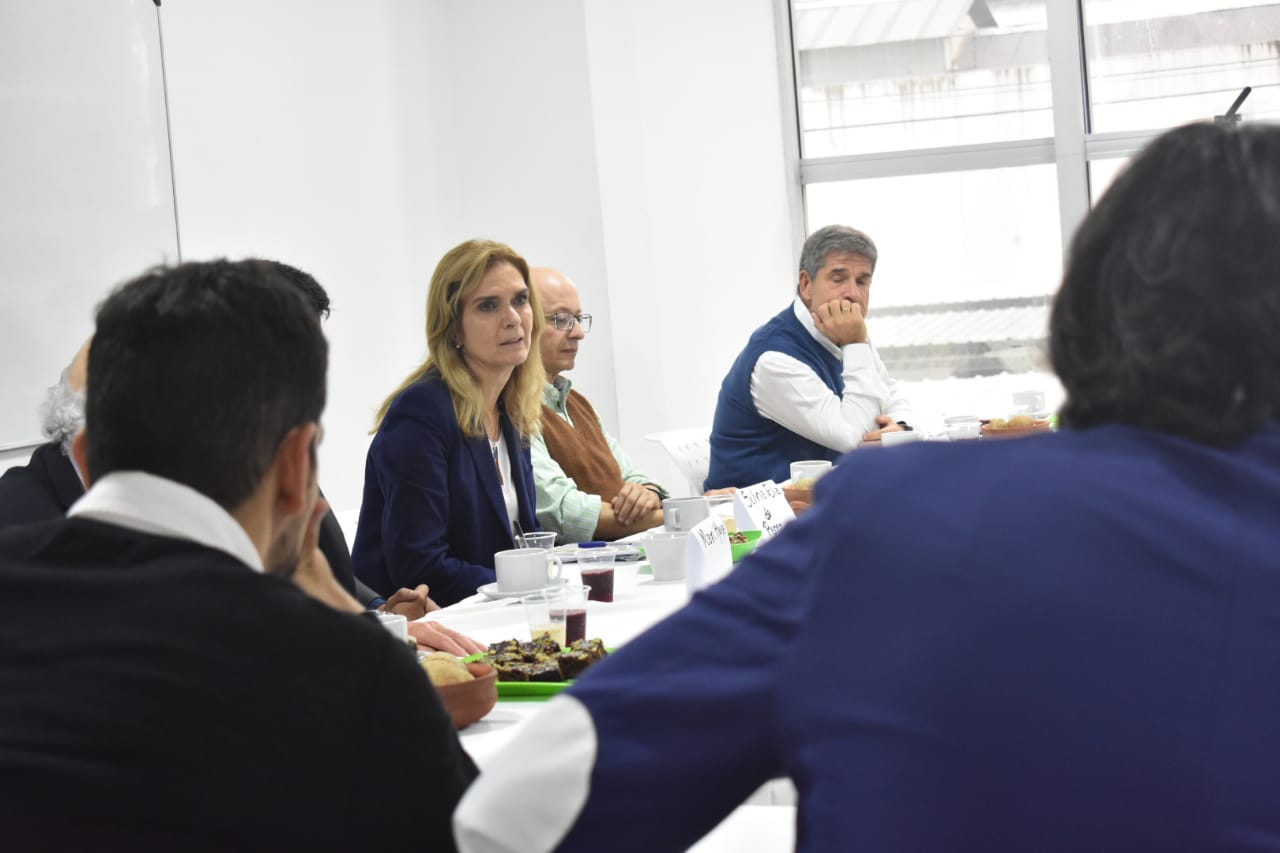 Silvia Elías de Pérez habló sobre su candidatura a gobernadora en un encuentro en nuestra sede