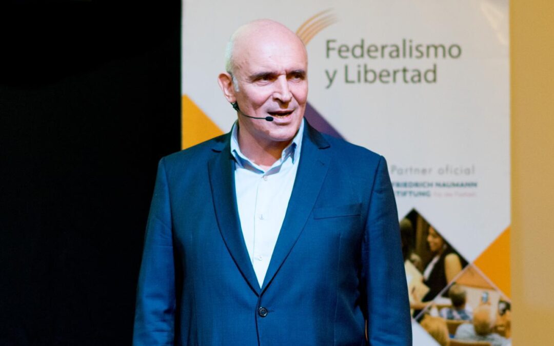 José Luis Espert presentó su tesis doctoral en Tucumán